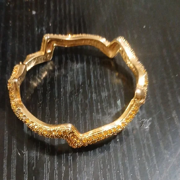 Gold Textured Star-Edge Hinged Bangle Bracelet for Women - Picture 2 of 3